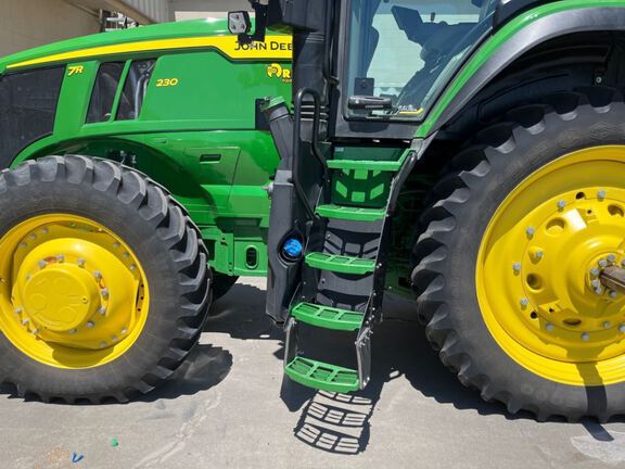 2023 John Deere 7R 230 Tractor