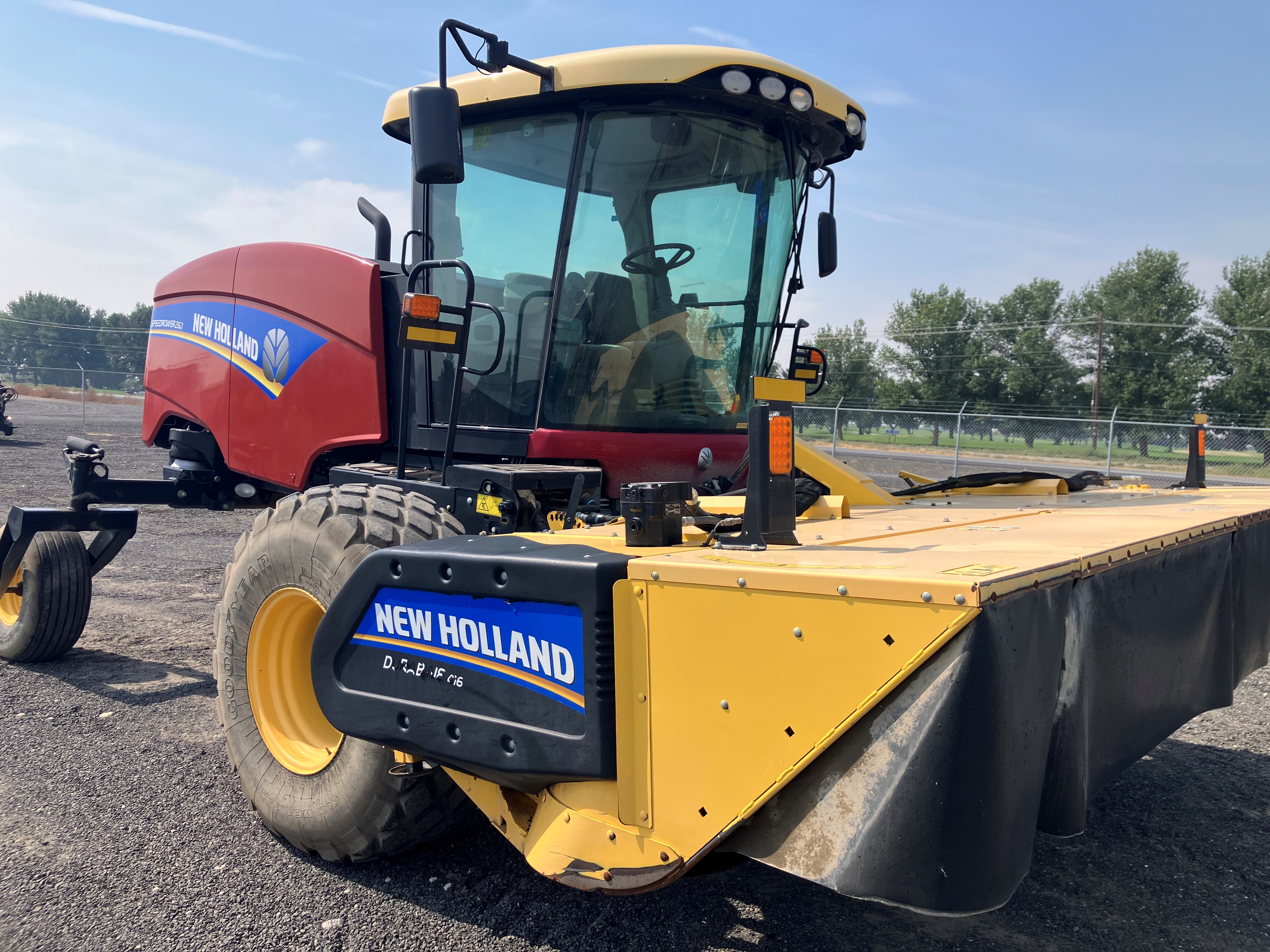 2021 New Holland SPEEDROWER 260 Windrower