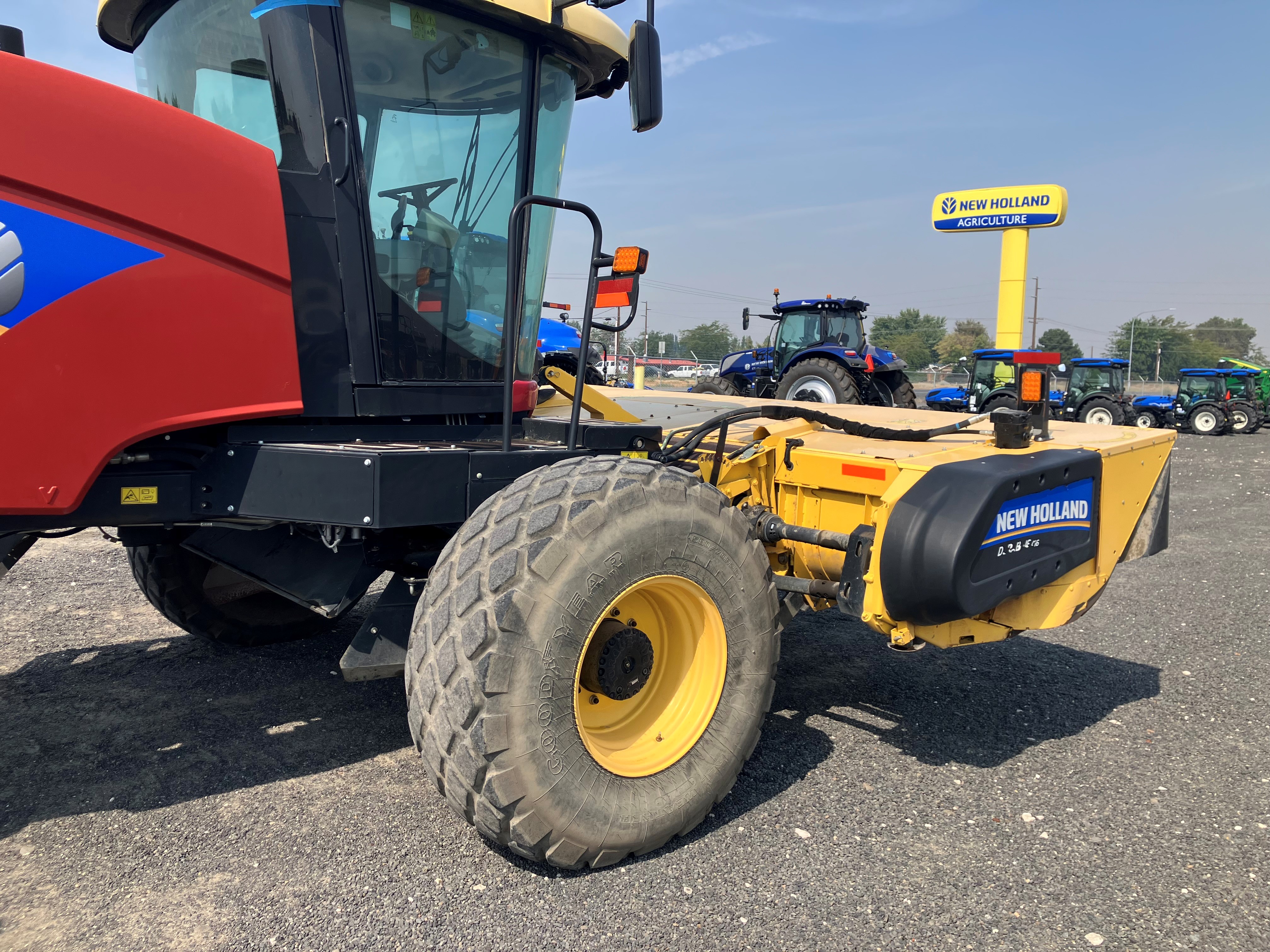 2021 New Holland SPEEDROWER 260 Windrower