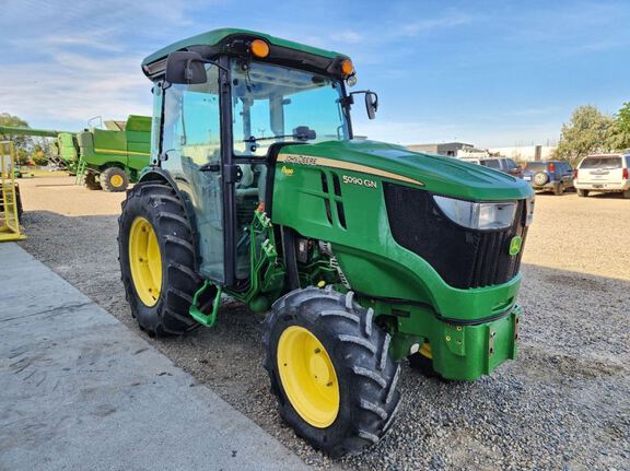 2018 John Deere 5090GN Tractor