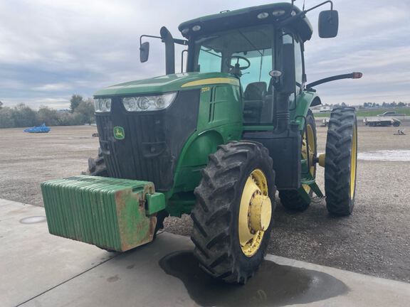 2011 John Deere 7215R Tractor