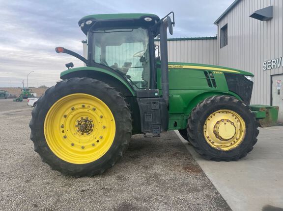2011 John Deere 7215R Tractor