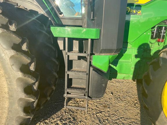 2022 John Deere 8R 250 Tractor