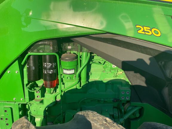 2022 John Deere 8R 250 Tractor