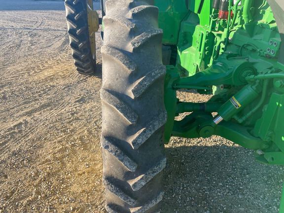 2022 John Deere 8R 250 Tractor