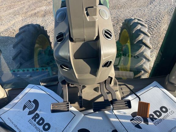 2022 John Deere 8R 250 Tractor