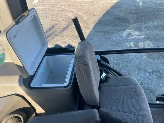 2022 John Deere 8R 250 Tractor