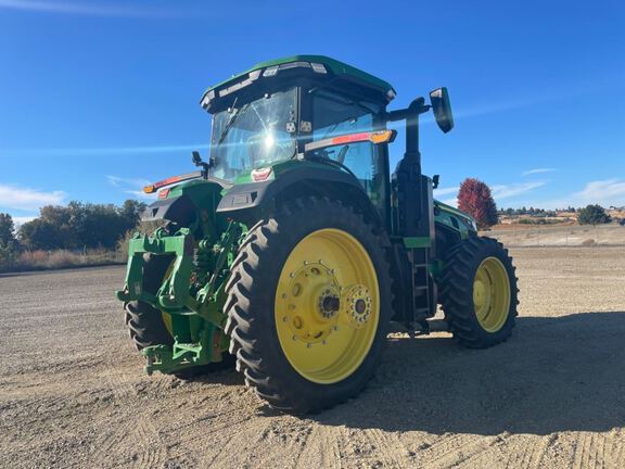 2022 John Deere 8R 250 Tractor