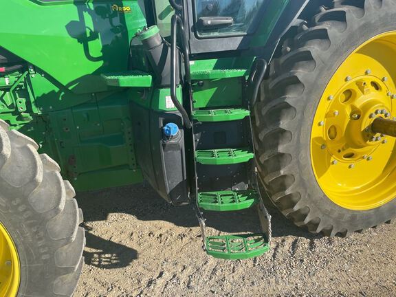 2022 John Deere 8R 250 Tractor