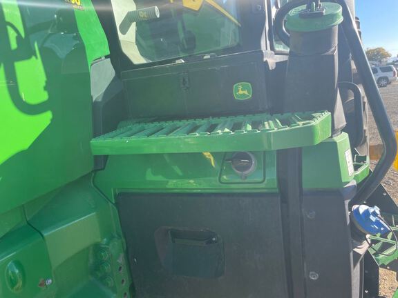 2022 John Deere 8R 250 Tractor