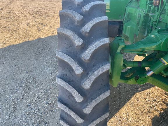 2022 John Deere 8R 250 Tractor