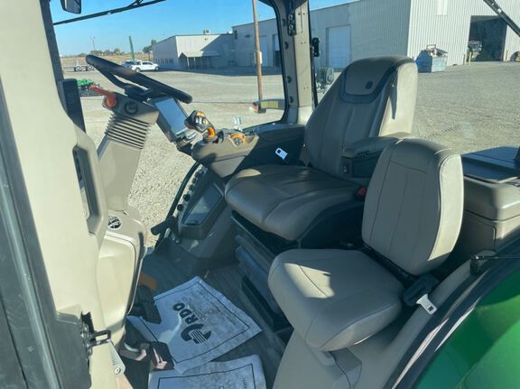 2022 John Deere 8R 250 Tractor