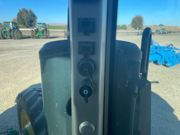 2022 John Deere 8R 250 Tractor