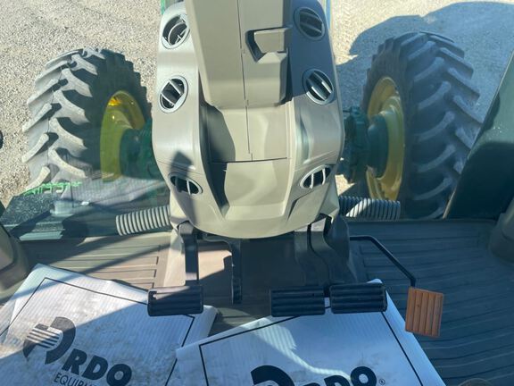 2022 John Deere 8R 250 Tractor