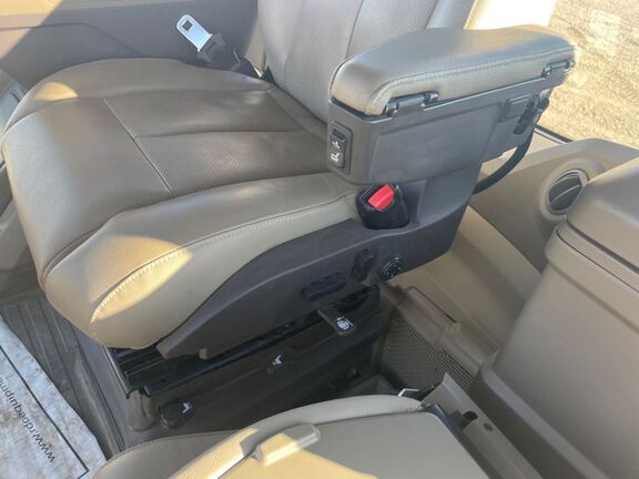 2022 John Deere 8R 250 Tractor