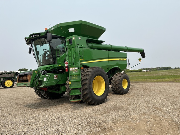 2017 John Deere S690 Combine
