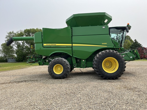 2017 John Deere S690 Combine