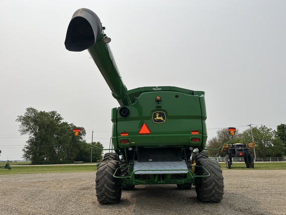 2017 John Deere S690 Combine