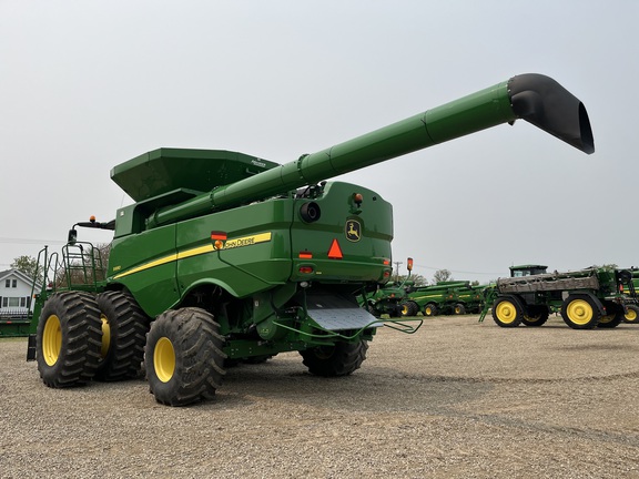 2017 John Deere S690 Combine
