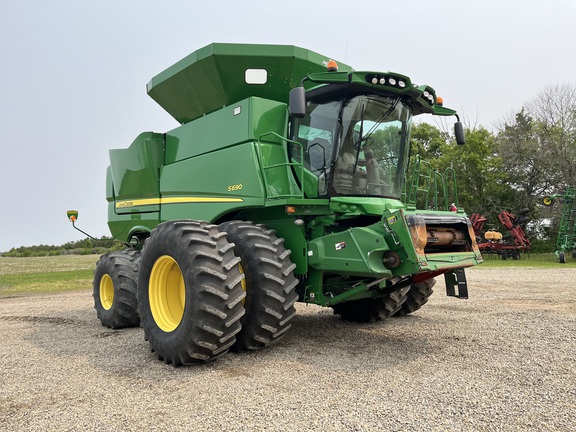 2017 John Deere S690 Combine