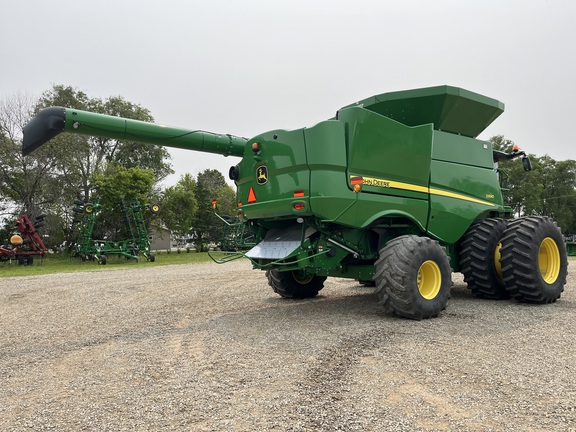 2017 John Deere S690 Combine