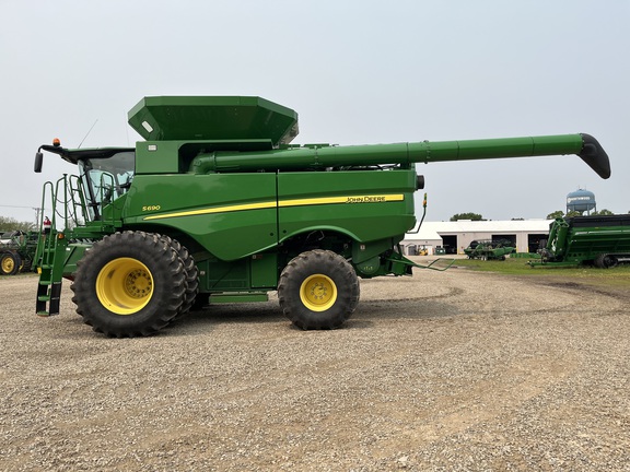 2017 John Deere S690 Combine
