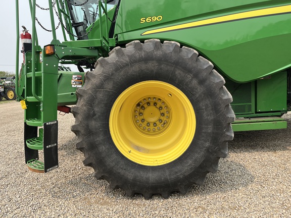 2017 John Deere S690 Combine