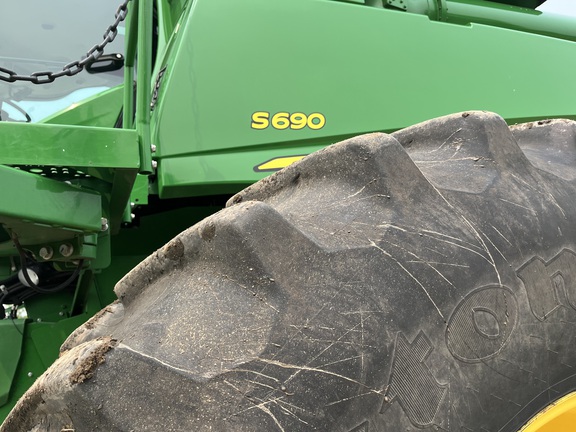 2017 John Deere S690 Combine