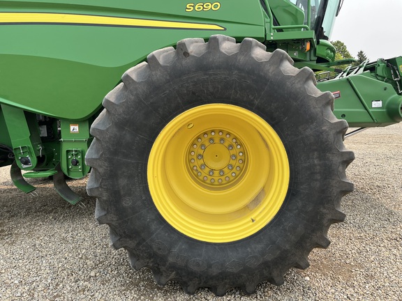 2017 John Deere S690 Combine