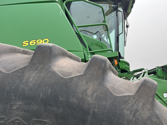 2017 John Deere S690 Combine