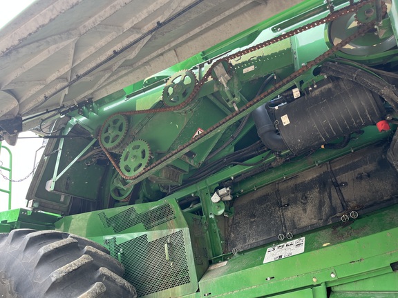 2017 John Deere S690 Combine