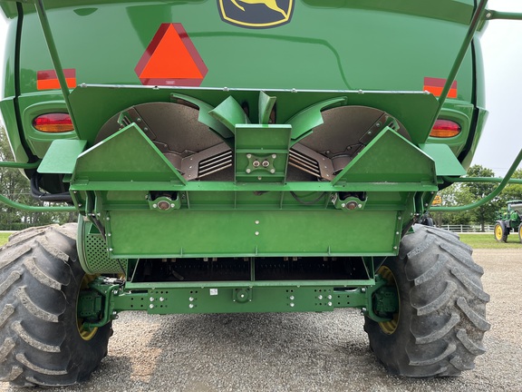 2017 John Deere S690 Combine