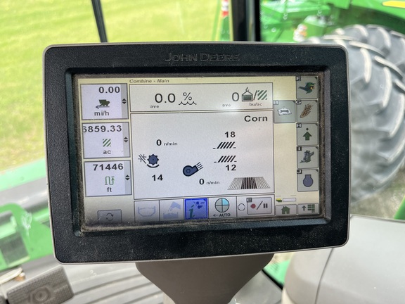 2017 John Deere S690 Combine