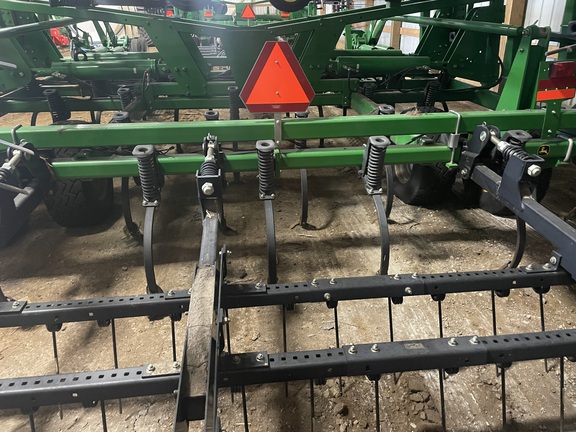 2012 John Deere 2210 Field Cultivator