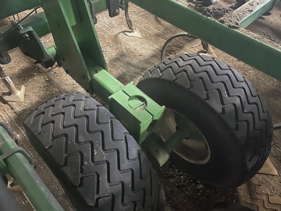 2012 John Deere 2210 Field Cultivator