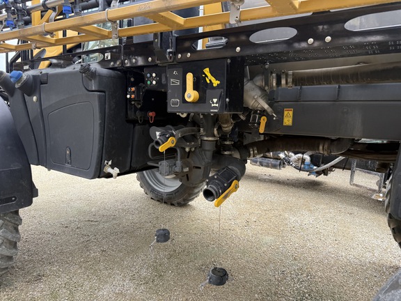 2017 RoGator RG1100B Sprayer/High Clearance