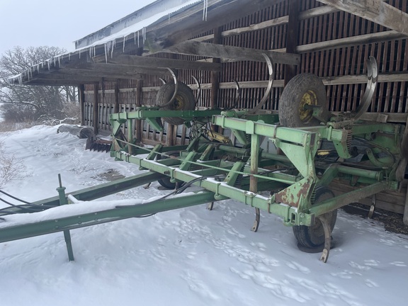 John Deere 1610 Chisel Plow