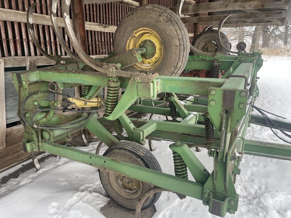 John Deere 1610 Chisel Plow