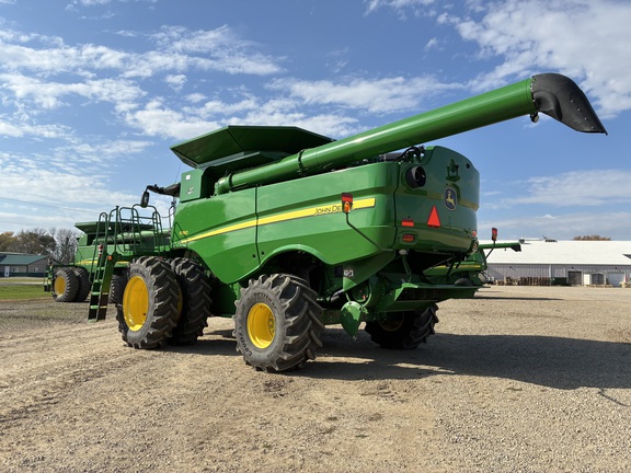 2022 John Deere S760 Combine