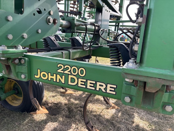 2003 John Deere 2200 Field Cultivator