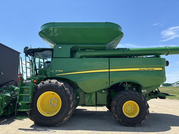 2023 John Deere S790 Combine