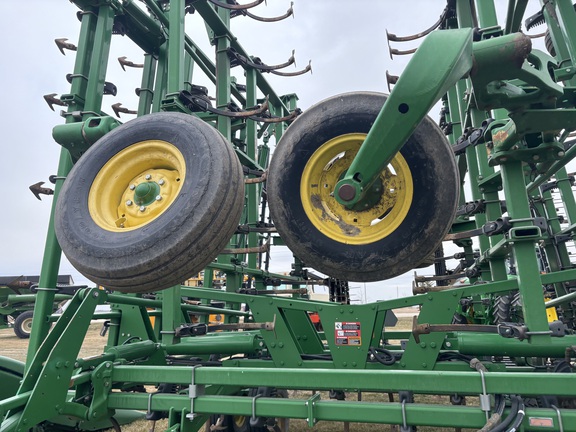 2015 John Deere 2210 Field Cultivator