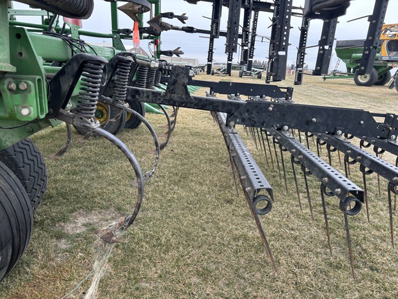 2015 John Deere 2210 Field Cultivator