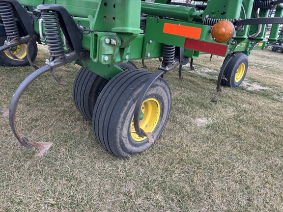 2015 John Deere 2210 Field Cultivator