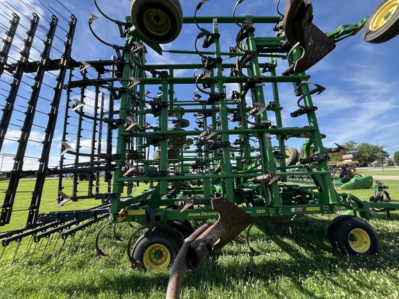 2015 John Deere 2210 Field Cultivator