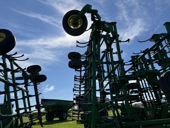 2015 John Deere 2210 Field Cultivator
