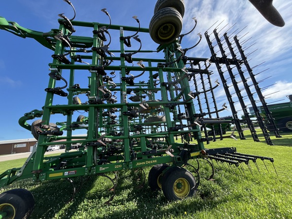 2015 John Deere 2210 Field Cultivator