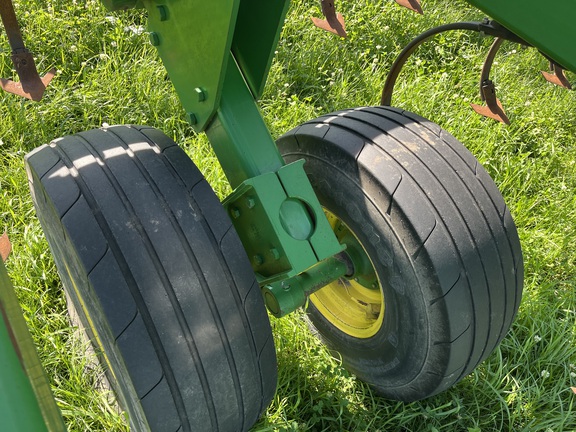 2015 John Deere 2210 Field Cultivator