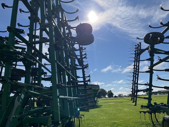 2015 John Deere 2210 Field Cultivator