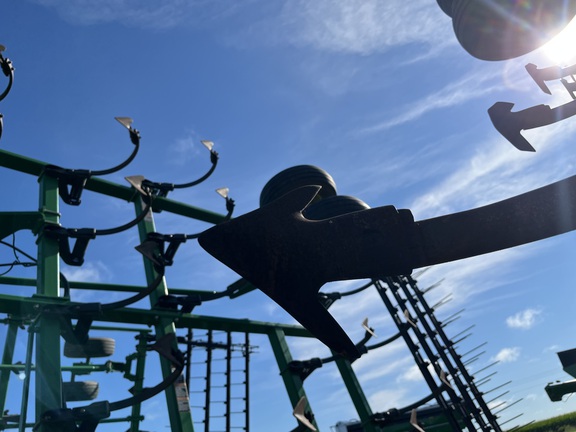 2015 John Deere 2210 Field Cultivator